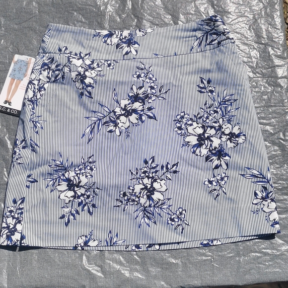 Size 4 S.C. & Co. Skort tummy control blue white floral stripes pockets NWT New - Picture 1 of 12